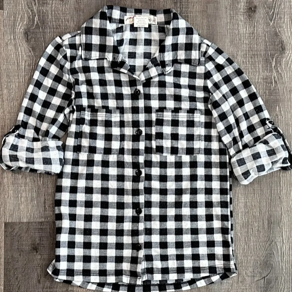 💞 Kids Size 7-8 Black & White Plaid Button Down Shirt